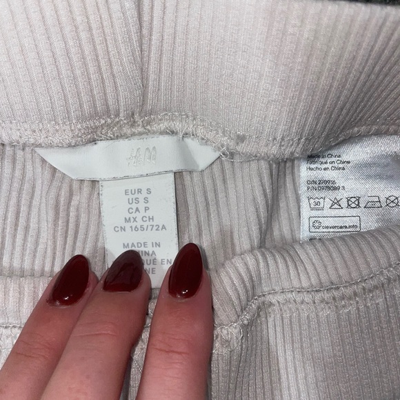 Cream, biker shorts - Picture 2 of 2